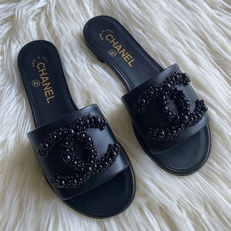Buy Chan_ell Pearl CC Logo Flat Slides - Image 2